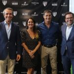 De izq. a dcha: Aurelio Marcos, Esther Ruiz, responsable de Marketing Joyería Marcos; Míchel, entrenador del Málaga CF; y Marcos Vidal.