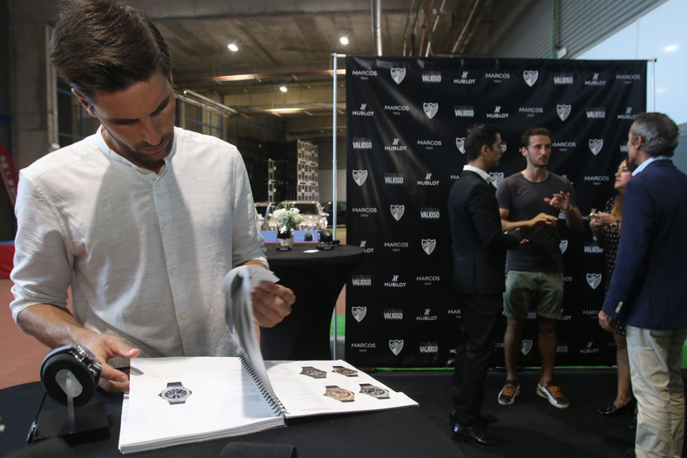 El centro campista Adrián González con el catálogo de Hublot