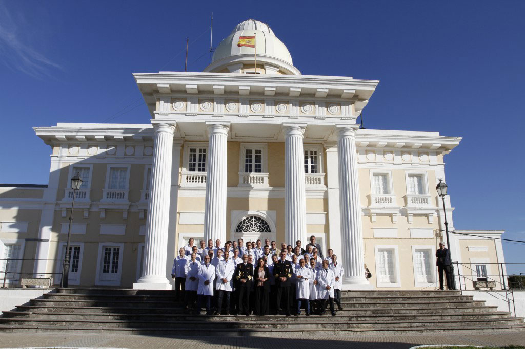 asistentes a la V Asamblea de ANPRE a las puertas del Real Instituto y Observatorio de la Armada en San Fernando