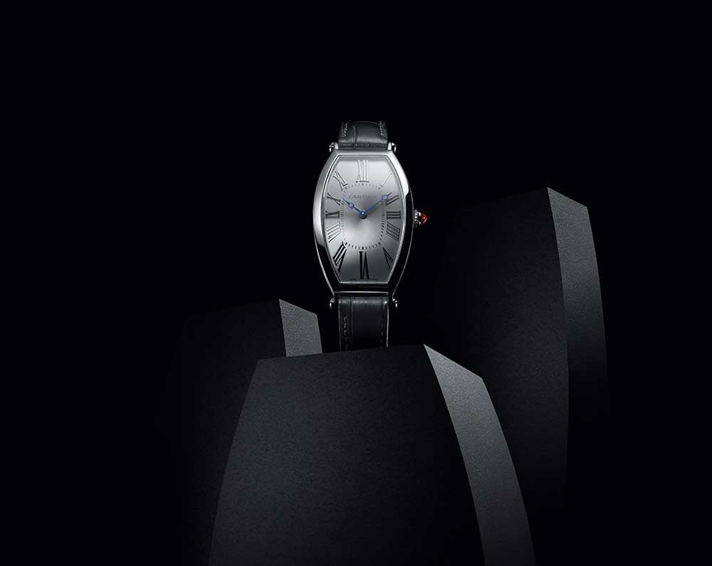 reloj Cartier Tonneau Modelo Grande Horas y Minutos de platino en edición limitada 100 ejemplares