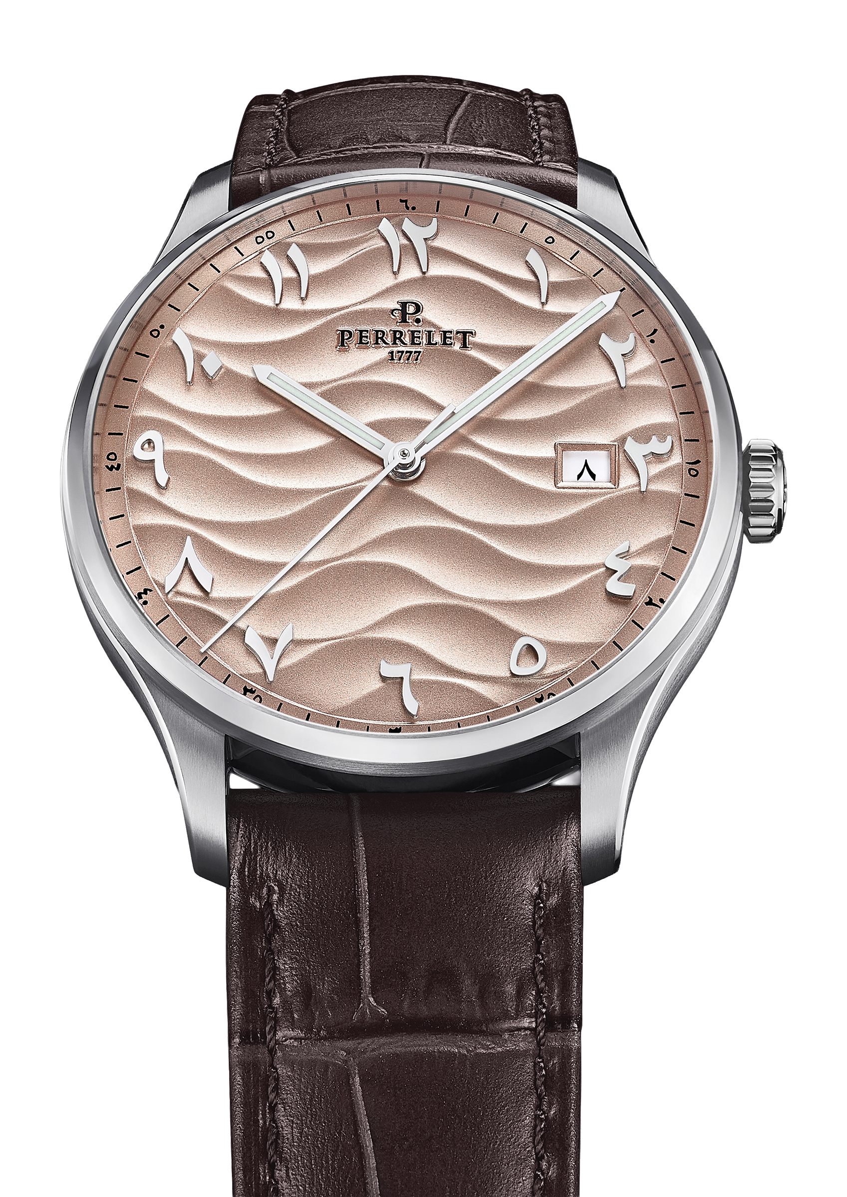 Vista frontal del reloj Perrelet Weekend Middle East Edition. Presenta una esfera de color salmón con una textura ondulada y números indo-arábigos plateados aplicados. Incluye una ventana de fecha a las 3 en punto y agujas plateadas sobre una caja de acero inoxidable con correa de piel marrón.